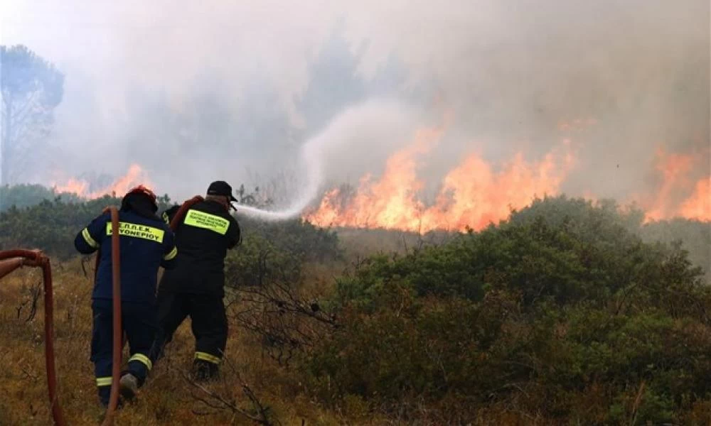 Φωτιές: Άτυχος πυροσβέστης με αναπνευστικά προβλήματα και κατάγματα
